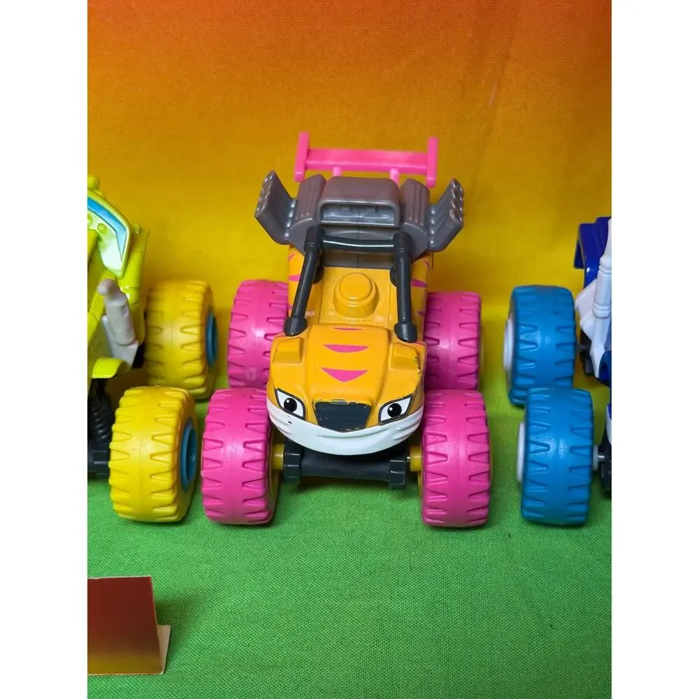 Blaze and the Monster Machines Neon Wheels Trucks
